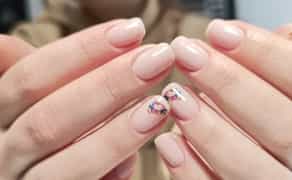 Маникюр с покрытием гель-лаком. Наращивание ногтей. Дарницкая площадь 600 грн.