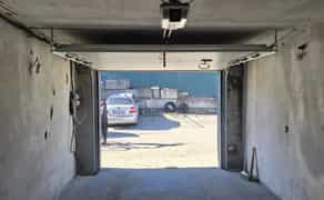 Гараж на території гаражного кооперативу