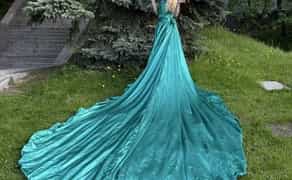 Атласна сукня зі шлейфом 3,5 метри для фотосесії, відправляємо по всій країні