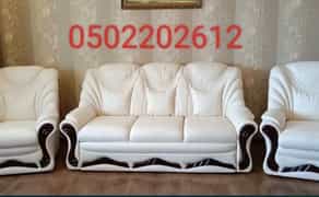 Відновлення меблів: Реставрація, ремонт каркасів, заміна оббивки.