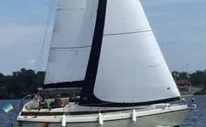 Яхта "Bavaria-29" запрошує на борт компанії до 4х осіб для відпочинку | Також пропонуємо майстер-класи з навчання яхтингу та повні курси кермування вітрильно-моторним круїзером!