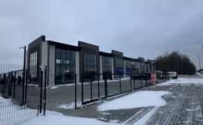 Комерційне приміщення з парковою площадкою