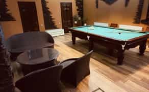 Розкішна Територія Релаксу та Розваг: Сучасна Сауна, Чистий Басейн для Плавання та Окрема Зала для Більярду.