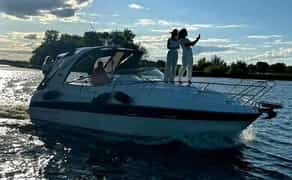 VIP яхти Bavaria 27 у Києві – яхта на день народження, фотосесію, весілля, зйомку