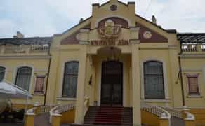 Трьохповерховий будинок для комерційних цілей