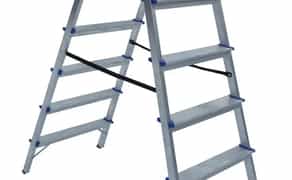 Розсувна алюмінієва драбина з максимальною висотою 7 м.