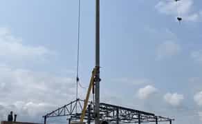 Будівельний баштовий кран для підйому важких будівельних матеріалів.