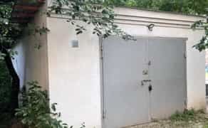 Гараж із зарядним для електромобіля