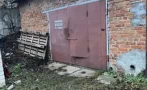 Цегляний гараж у дворі приватного будинку