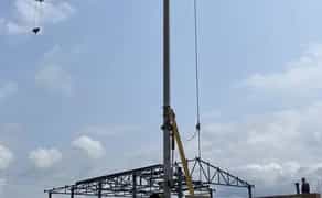 Будівельний баштовий кран для підйому будівельних матеріалів.