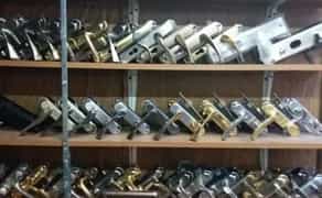 Врізка замків, заміна дверних ручок, професійний ремонт.