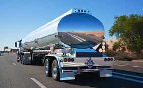 Бензовоз (паливозаправник)-перевезення пального.