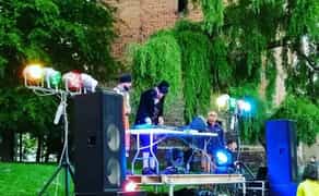 Сцена, світло, звук, металеві конструкції