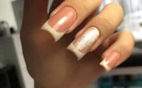 Доглянуті руки та стильні нігті з професійним нарощуванням