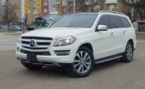 Водій на власному автомобілі Mercedes GL.