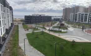 Паркомісця (2 зручні) поруч у сучасному паркінгу