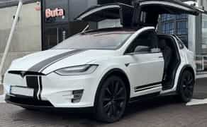 001 Tesla Model X біла на весілля