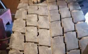 Нарізка протектора вантажних шин . Шиномонтаж TIR .