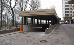 Паркомісце в закритому паркінгу