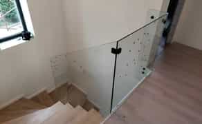 Скляні міжкімнатні перегородки, огорожі, перила, козирьки, двері