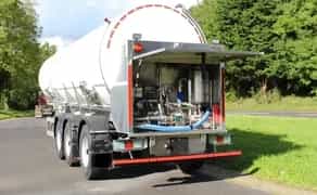 Автоцистерна - молоковоз для харчових речовин.