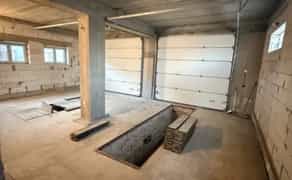 Просторий гараж (1-й поверх двоповерхового будинку)