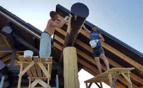 Фарбування зовнішніх стін зрубу