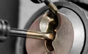 Аварійне відкриття всіх видів замків без пошкодження дверей.