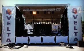 Сцени, звук, світло, барабани, цифрові пульти, комбари, світлодіодний екран