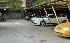 Зручне місце на парковці: закрита територія, нагляд