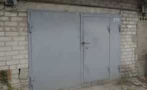Двоповерховий цегляний гараж зі зручним заїздом