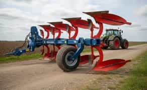 Потужний плуг Gregoire Besson.