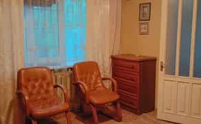 Дві кімнати в трикімнатній квартирі з господаркою
