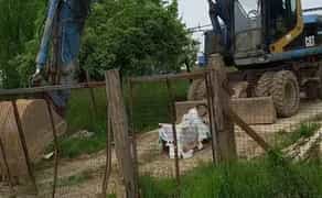 Екскаватор з гідромолотом і ковшом