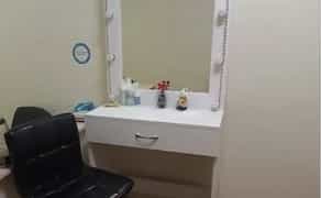 Місце для візажиста, бровіста, стиліста