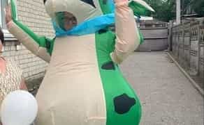 Яскравий костюм жаби