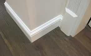 Установку плинтусов МДФ в Харькове с подрезкой 45° выполнит мастер (130грн. пог.м.)