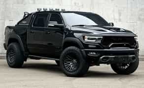 355 Пікапа Ram 1500 TRX Mammoth 900 без водія на зйомку