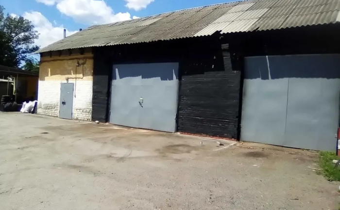 Велике гаражне приміщення з ямами та воротами