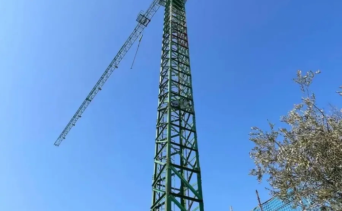 Баштовий кран з вертикальною структурою