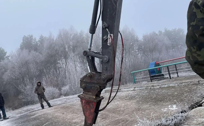 Послуги екскаватора з гідромолотом Послуги екскаватора з гідромолотом
