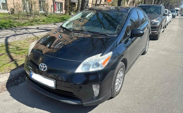 Авто Toyota Prius для особистого використання та під таксі