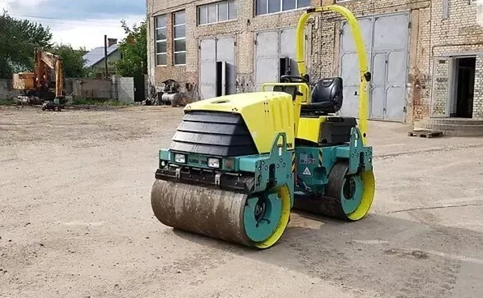 Дорожній каток з вібрацією для ущільнення покриття Дорожній каток з вібрацією для ущільнення покриття