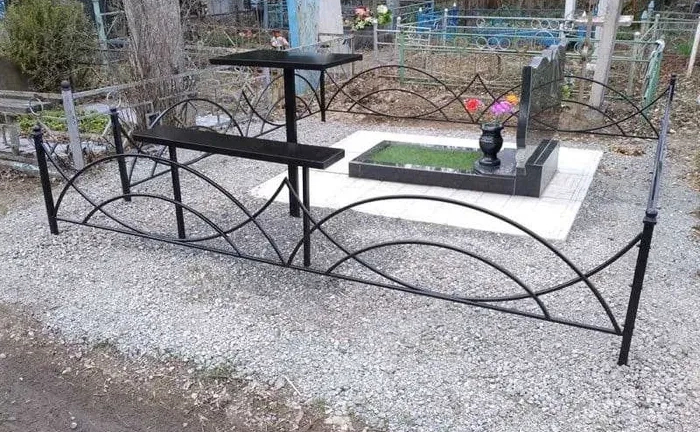 Огородження металеві на могили від 400 до 2000 грн.
