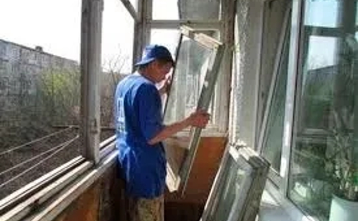 Демонтаж балконних рам та вікон Демонтаж балконних рам та вікон
