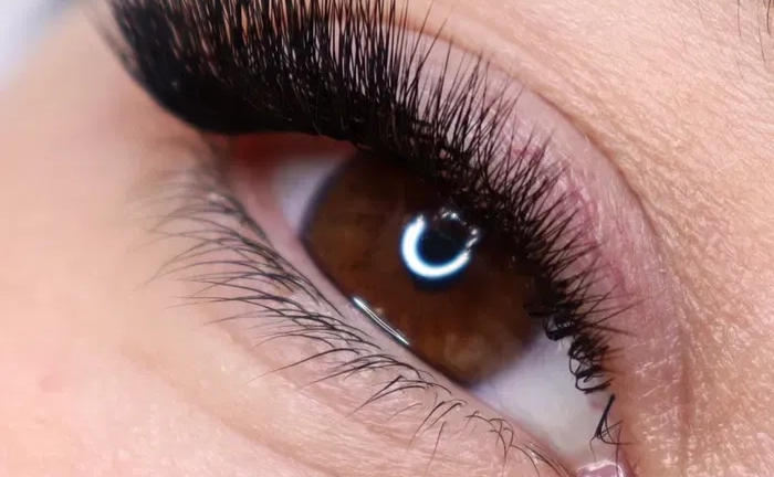 Професійне нарощування вій для створення виразного та ідеального погляду