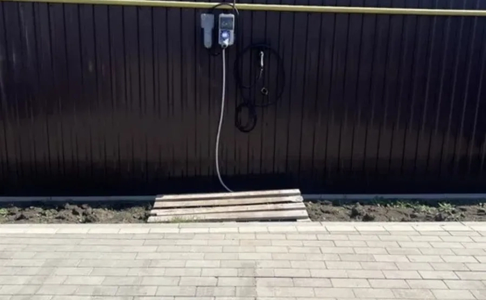 Паркомісце з силовою розеткою 32А для електромобіля