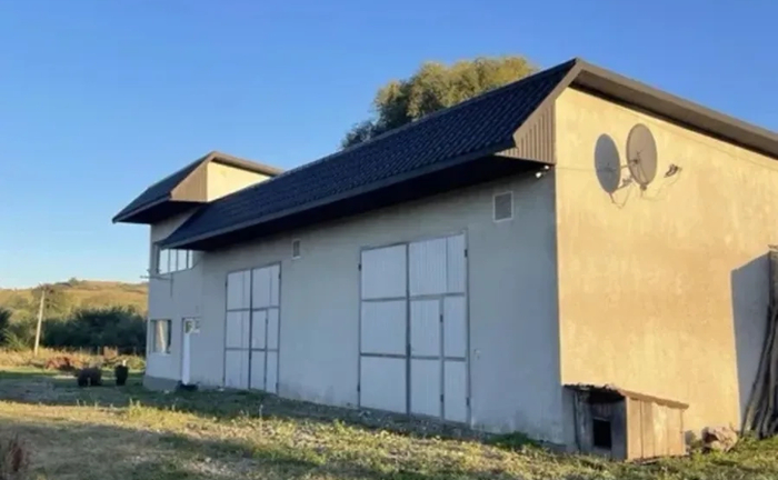 Будинок з великими гаражами, зручне розташування