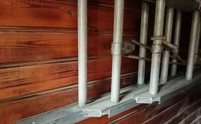 Триколінна висувна драбина