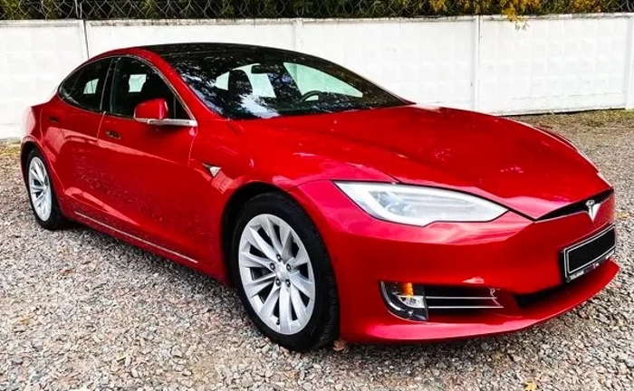 054 Tesla Model S без водія з водієм 054 Tesla Model S без водія з водієм
